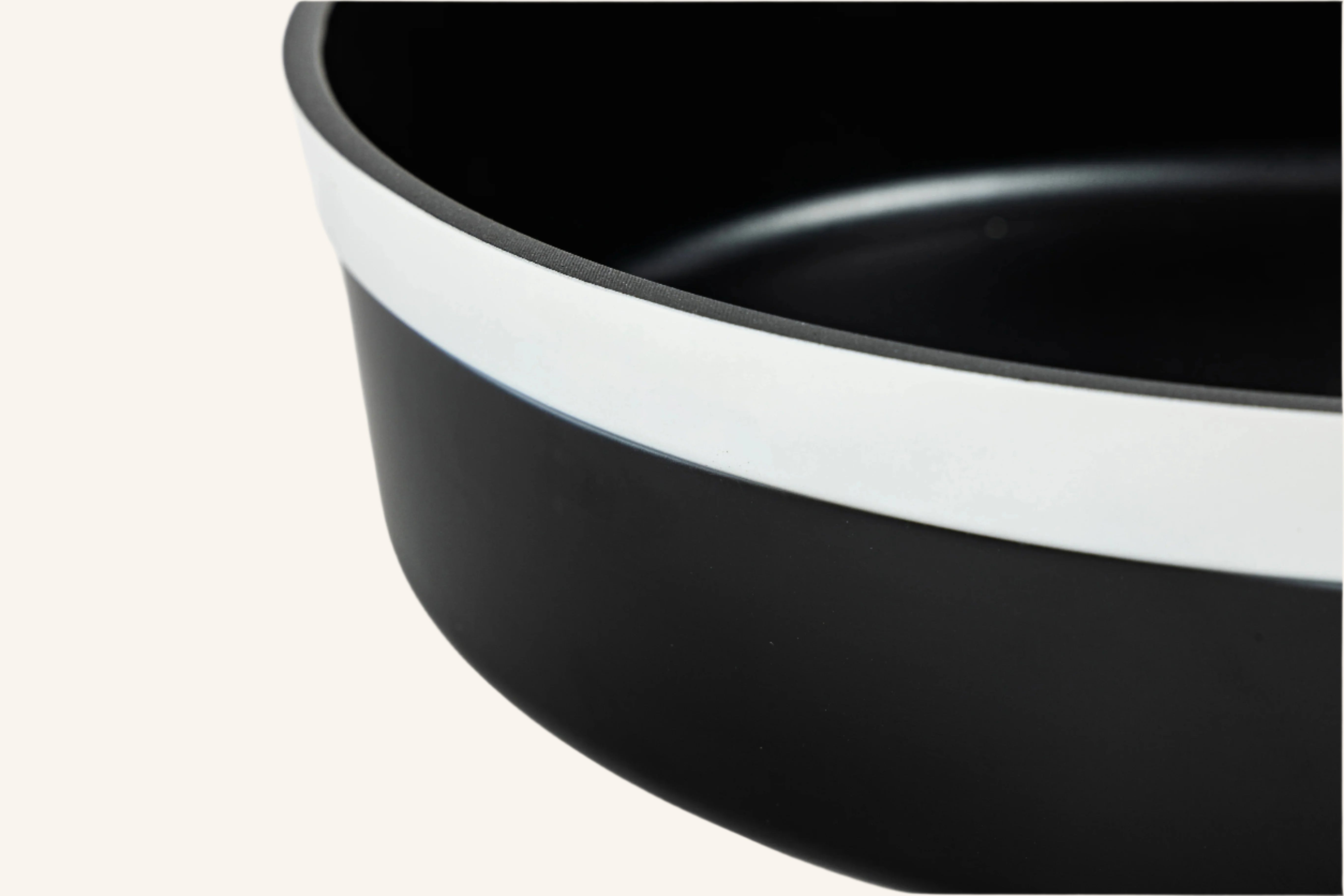 סיר סוטאז' 32 ס"מ דגם BLACK